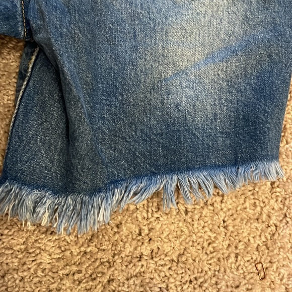 Forever, 21 women’s Jean shorts size 27 with embellishments - Picture 9 of 12